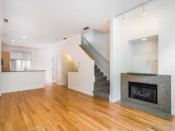 4th image of 2475 W Montrose Ave