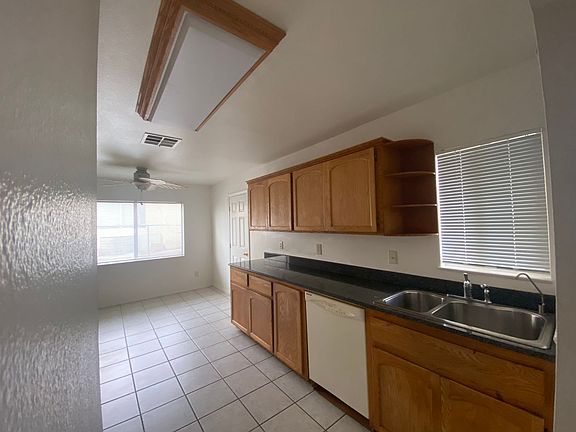 5th image of 309 Glade St