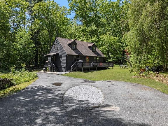 5th image of 7 Spruce Ridge Dr