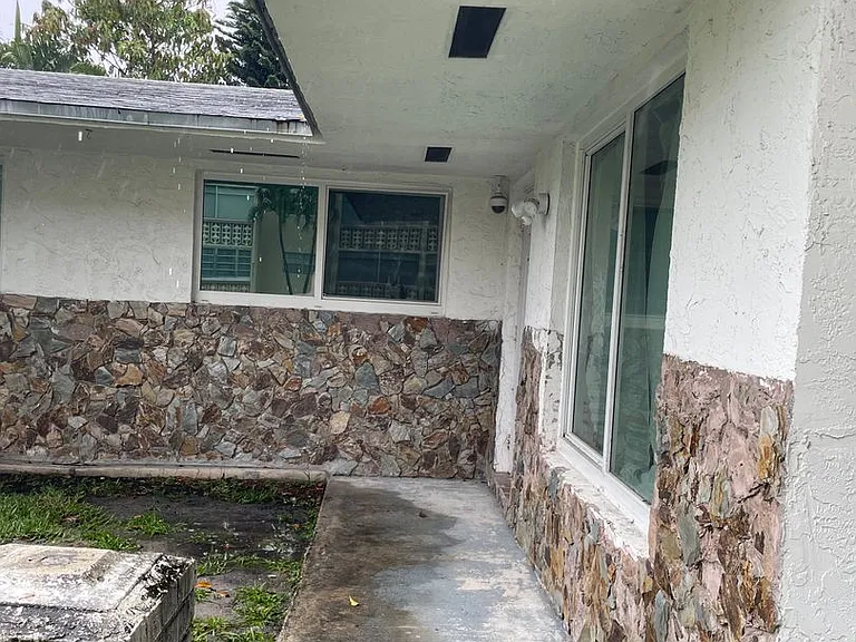 801 NE 2nd St — Photo 3