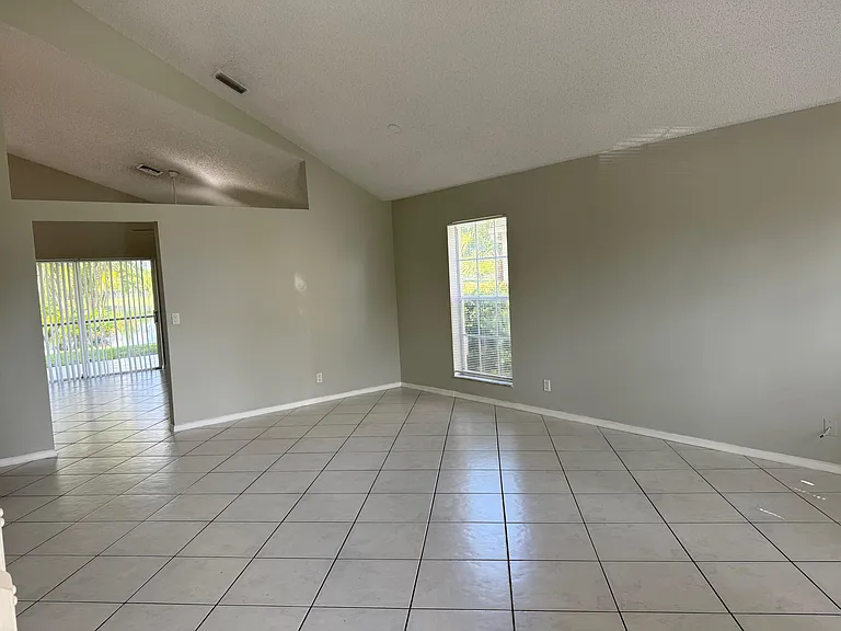 22492 Middletown Dr — Photo 5