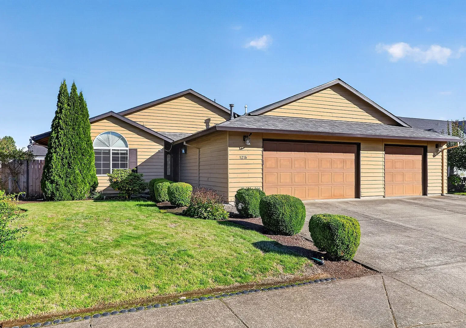 Spacious Single Level 3bed/2 bath w/ 3 car garage — Photo 1