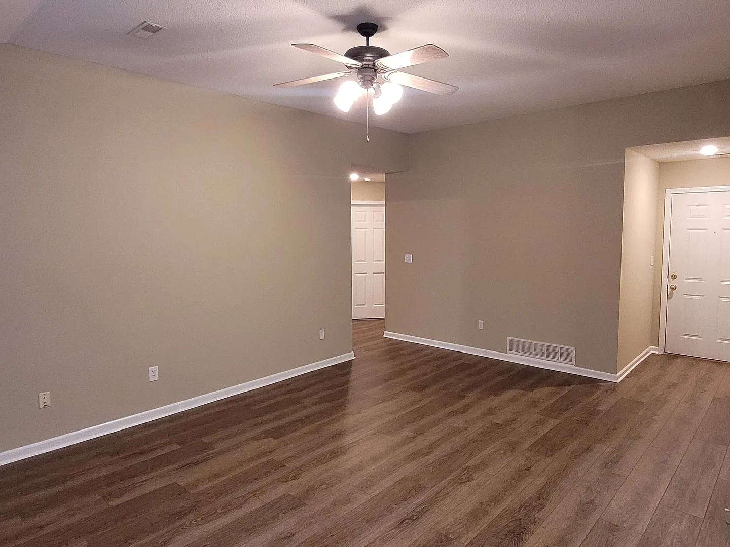 3 Bedroom, 2 Bath House — Photo 3