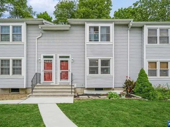 72 Village Dr, Hamburg, NJ 07419