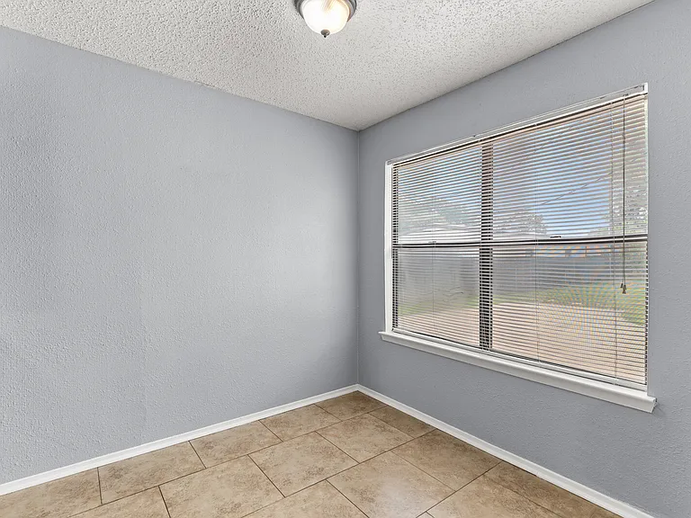 228 Laredo Dr — Photo 7