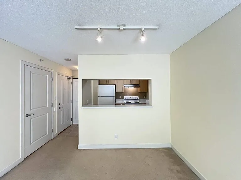3660 Vanness Ave #201 — Photo 1