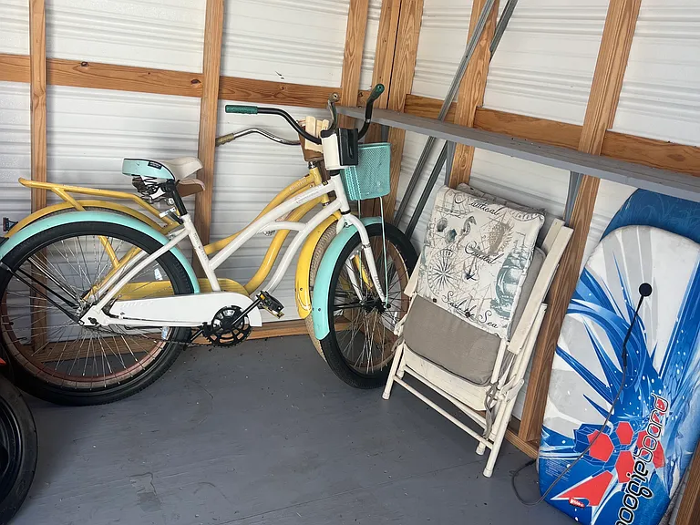 Bikes and beachchairs for guest