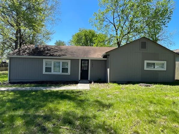 107 SW 9th St, Oak Grove, MO 64075