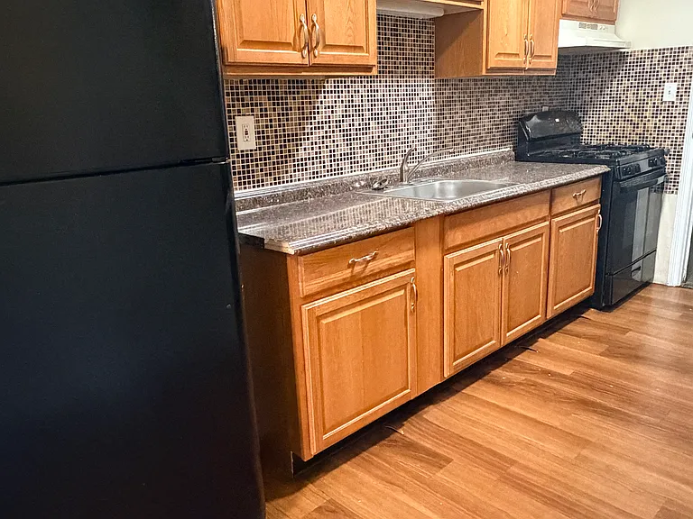330 Laurel St #1 — Photo 1