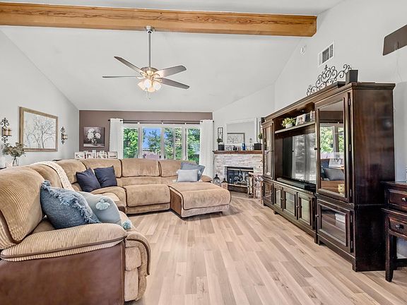 4th image of 18746 Auburn Way