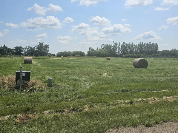 3104 Hoggarth Dr, Jamestown, ND 58401