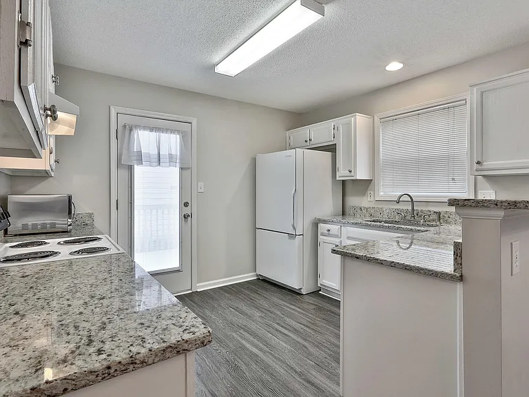 133 Greentree Dr — Photo 5