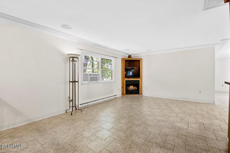 5th image of 165 Redmond Road