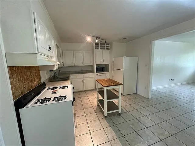 3 bed, 1.0 bath, 1298 sqft, $1,200 — Photo 3
