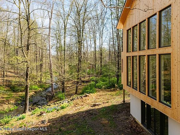 3rd image of 332 Mohonk Road