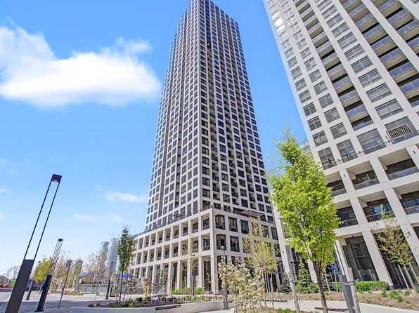 36 Elm Dr W #3202, Mississauga, ON L5B 0N3