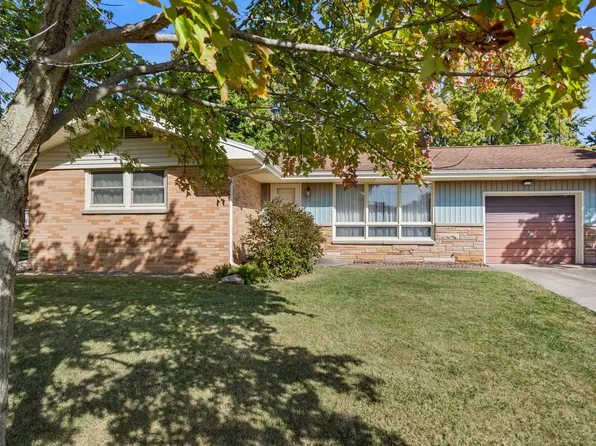314 E Division St, Fisher, IL 61843