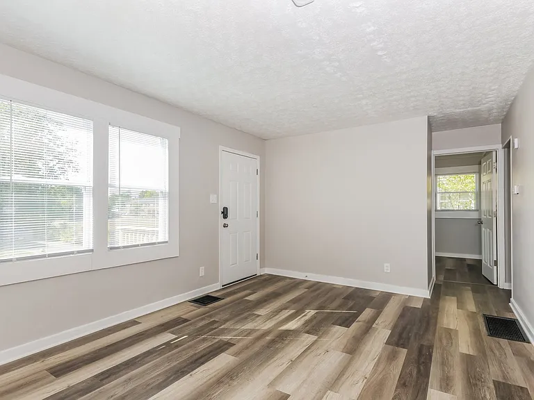 1566028_018_living_room_13210537.jpg