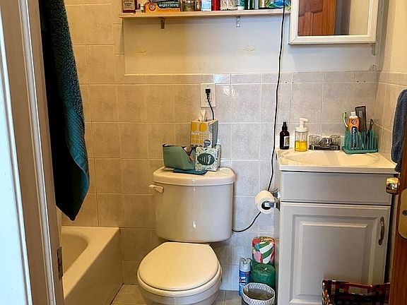 5th image of 131 Pioneer St APT 3R