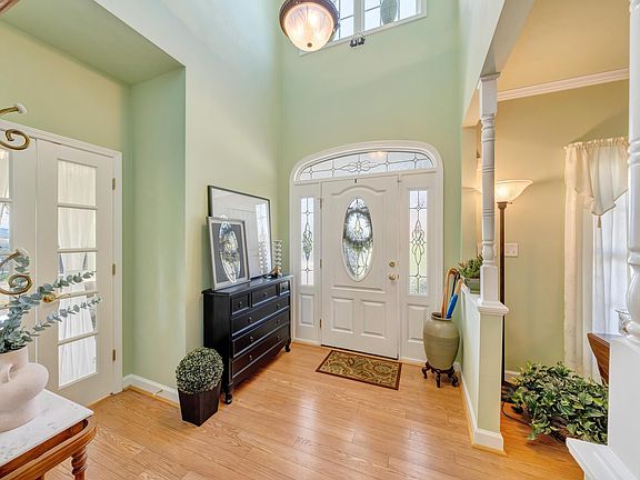 5th image of 470 Stoneledge Dr