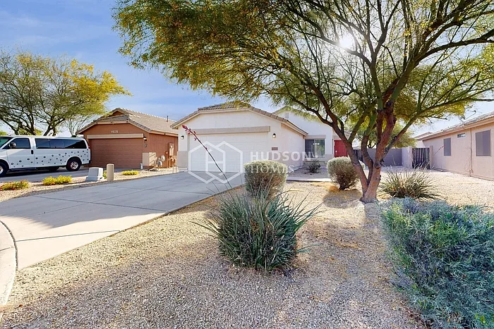 3 bed, 2.0 bath, 1319 sqft, $1,965 — Photo 2