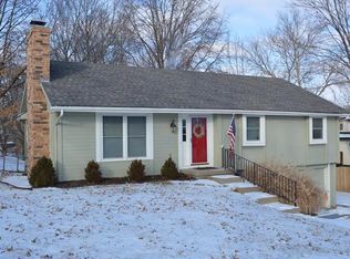 408 Oakbrook Dr, Lansing, KS 66043