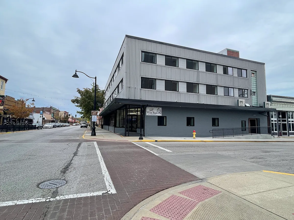 Building Photo - 300 E Main St #2F