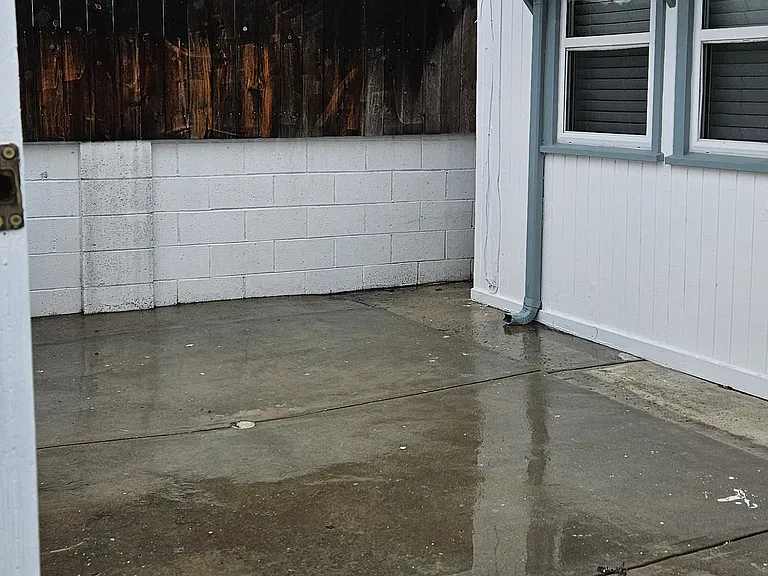 Santa Ana Ave — Photo 5