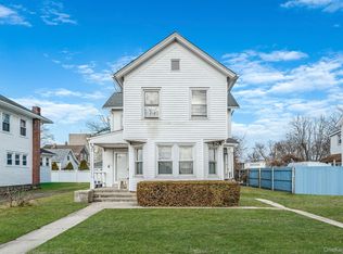 19 Academy St, Patchogue, NY 11772