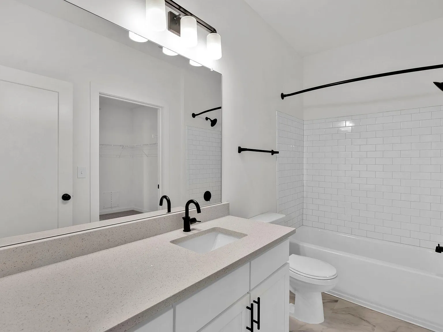 2 bed, 914 sqft, $1,900 — Photo 2