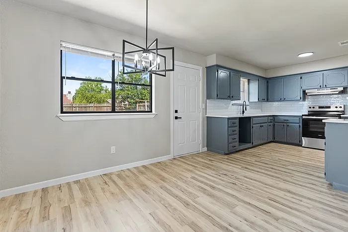 1101 S Bouziden Dr — Photo 4