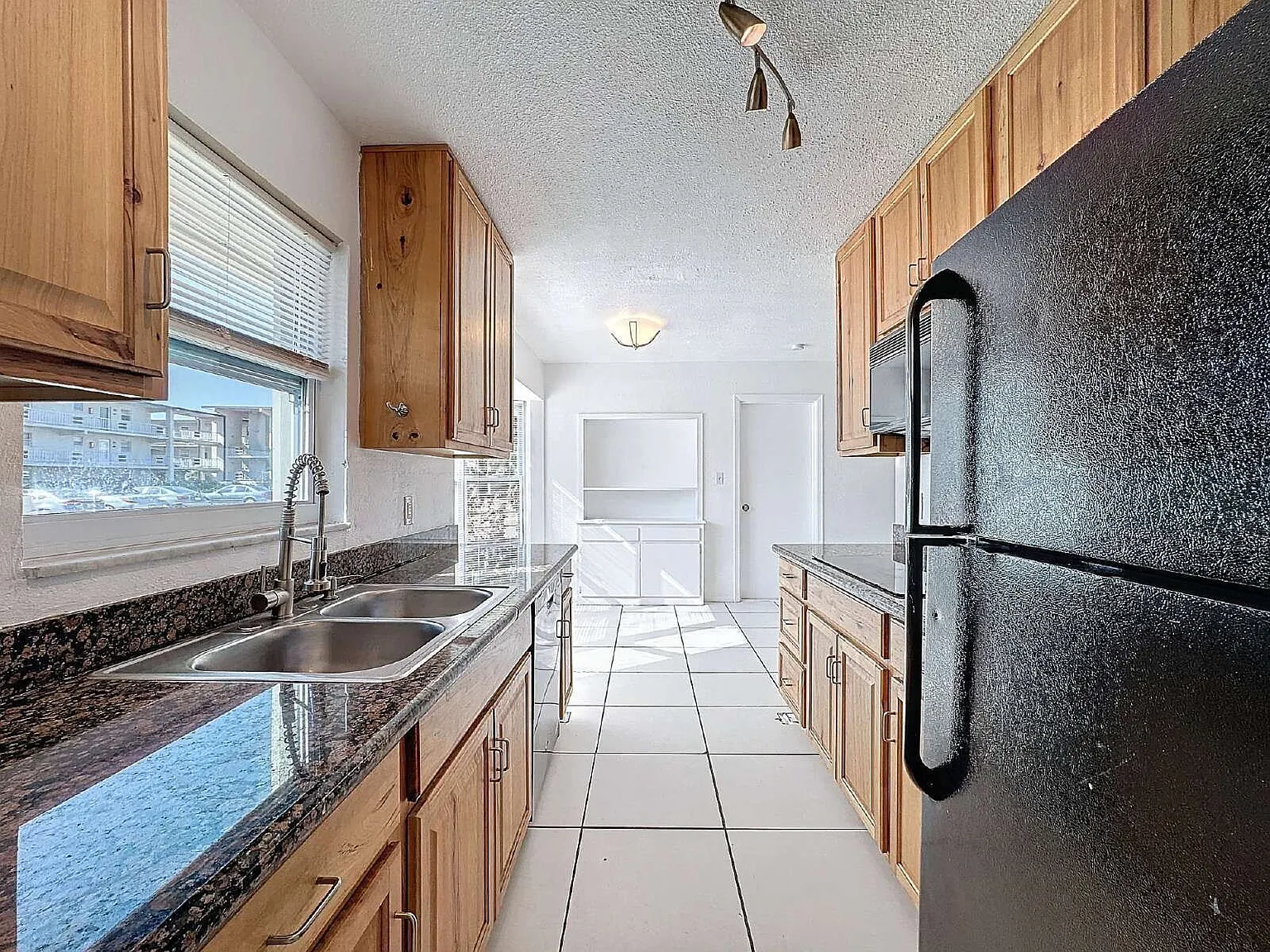 2 bed, 1.0 bath, 972 sqft, $2,195 — Photo 2