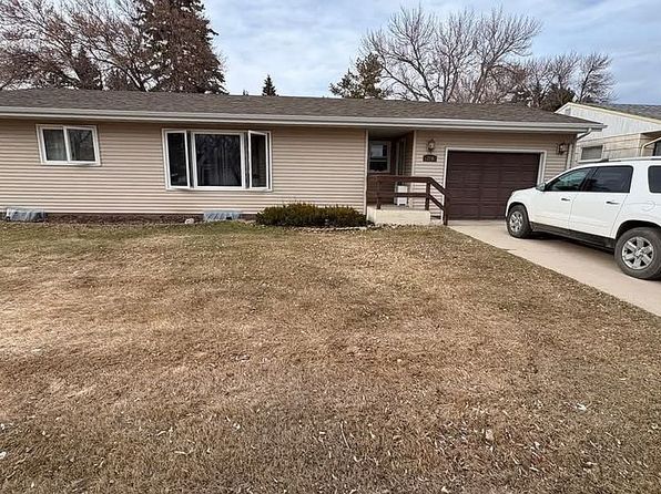 214 13th St W, Bottineau, ND 58318