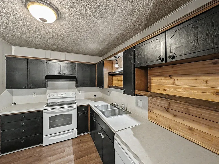 16 Evesham Ln — Photo 7