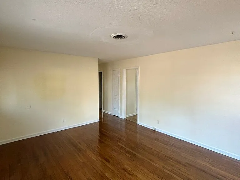 209 Mayfair Dr — Photo 13