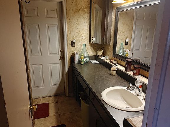 5th image of 1031 Pineview Pl