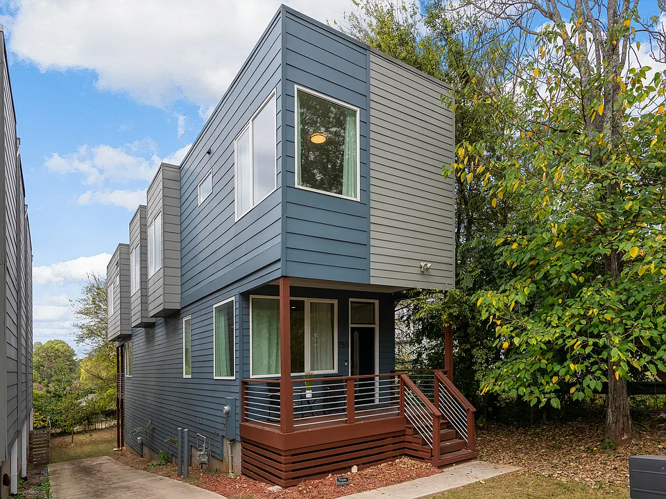 753 Fraser St SE