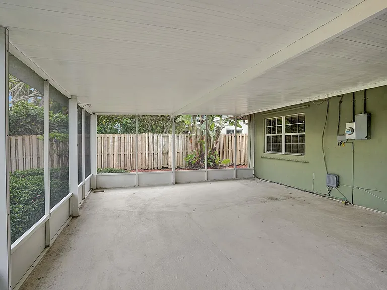 4440 NE 17th Ter — Photo 30
