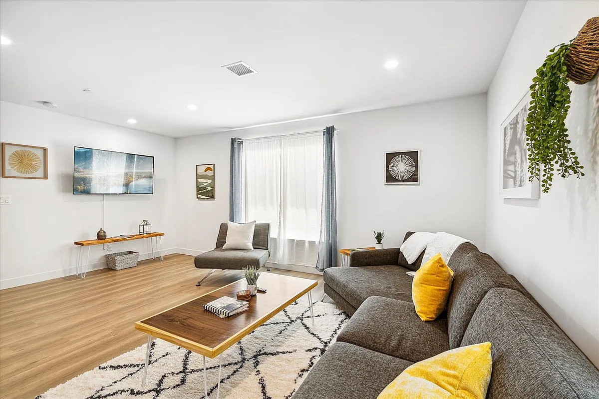 4 bed, 1500 sqft, $6,500 — Photo 1