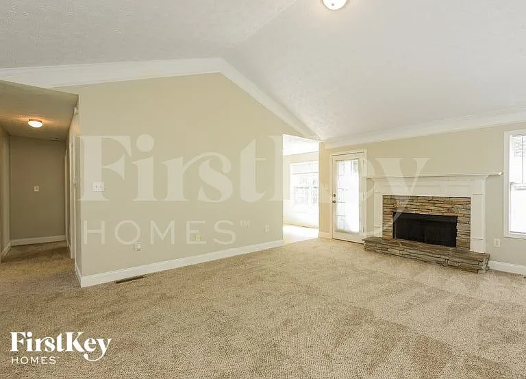 194 Rochester Ct — Photo 3