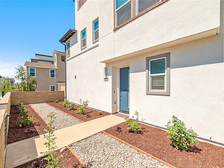 243 Yerba — Photo 2