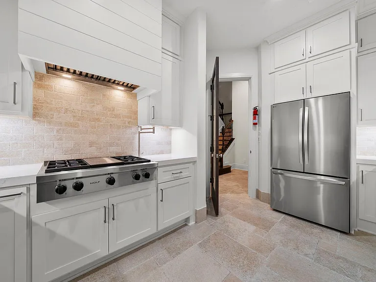 2102 Countryshire Ln — Photo 11
