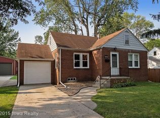 6410 Sunset Ter, Windsor Heights, IA 50324