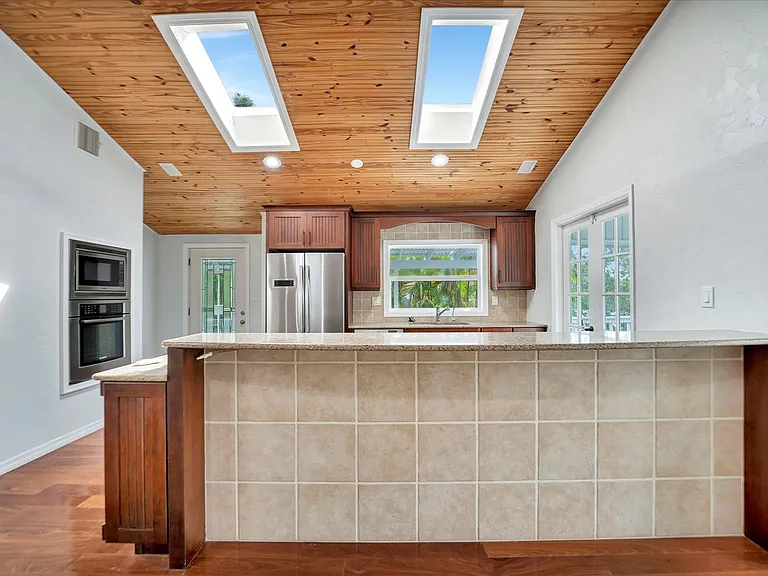631 Harbor Ave — Photo 10