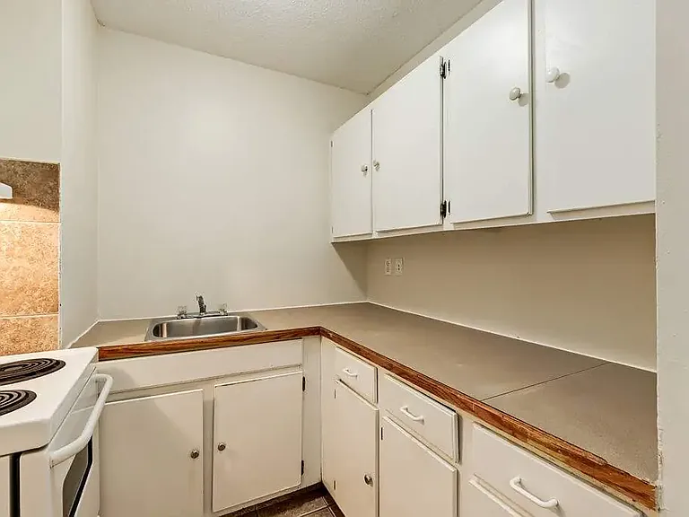 11 Greenbrook Dr E — Photo 12
