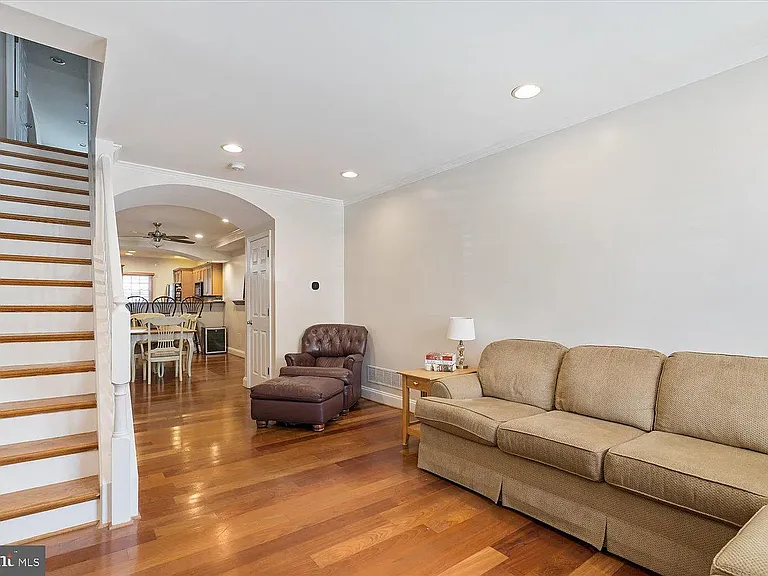 522 S Clinton St — Photo 2
