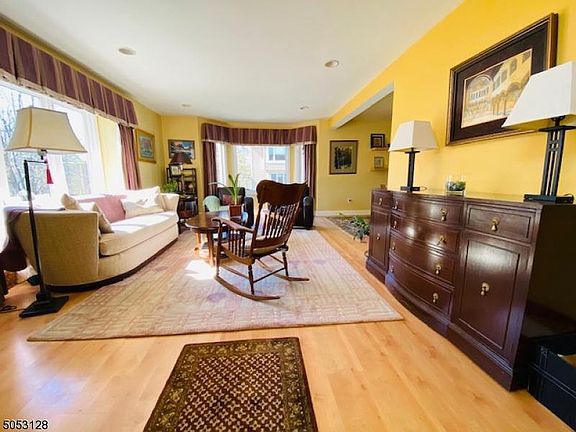 3rd image of 16 Clarken Dr