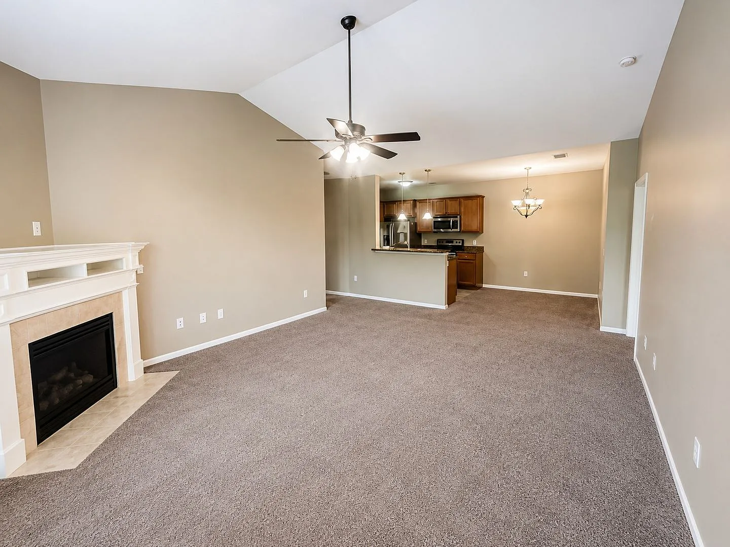 Beautiful 2 (Possible 3) Bedroom Condo With One Car Garage! Minutes To Bragg And Shopping — Photo 3