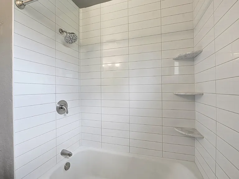 1560 Roslyn St — Photo 17