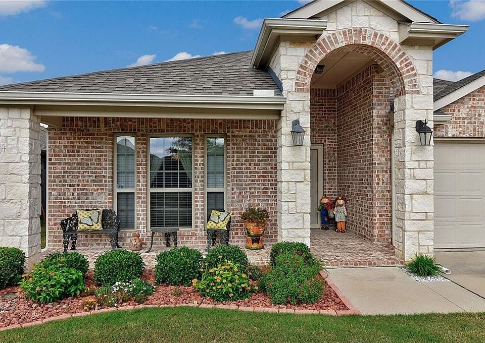 1st image of 2704 Pecan Grove Dr